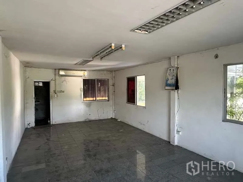 货栈 出租在Wang Noi, Phra Nakhon Si Ayutthaya - 仓库内空置办公室，地砖、日光灯与多扇窗户。