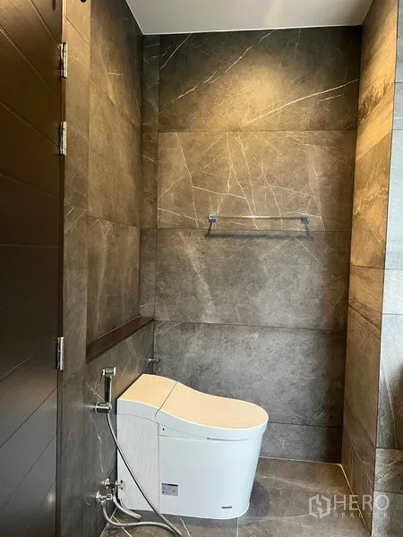 บ้าน ขายในBang Kruai, Nonthaburi - ห้องน้ำแขกปูกระเบื้องหินสีเทาพร้อมโถสุขภัณฑ์อัตโนมัติ