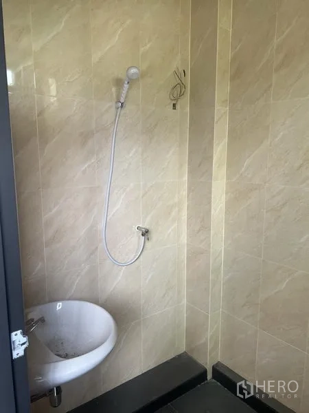 Home Office for rent in Suan Luang, Bangkok - Tiled bathroom with wall-mounted shower and compact basin.