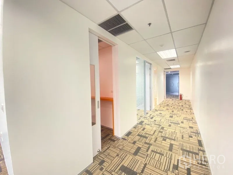 办公空间 出租在Chatuchak, Bangkok - 明亮走廊，铺地毯，带推拉门与玻璃隔断的现代办公室