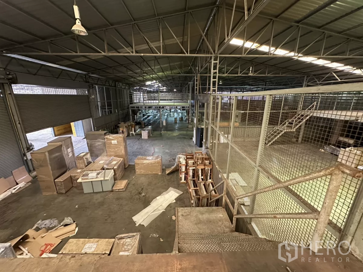 คลังสินค้า ให้เช่าในYan Nawa, Bangkok - ภาพมุมสูงของพื้นโกดัง มีลัง พาเลต และประตูม้วน