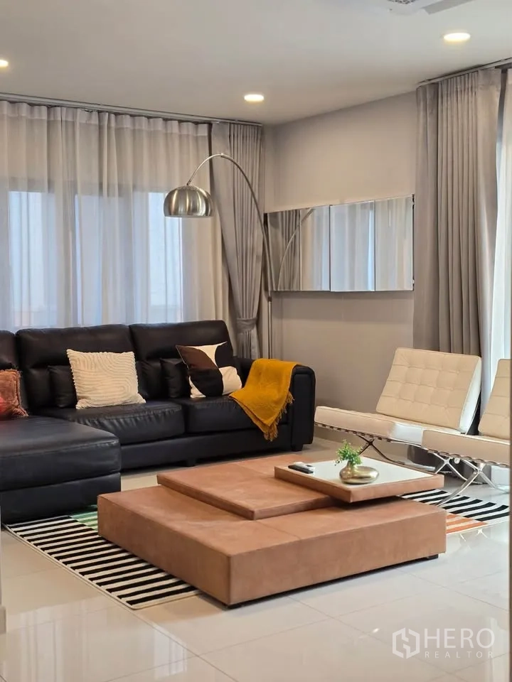 บ้านเดี่ยว for rent or sale in Bang Phli, Samut Prakan - ห้องนั่งเล่นโซฟาตัวแอล โต๊ะกลางเตี้ย และพรมลายขวาง