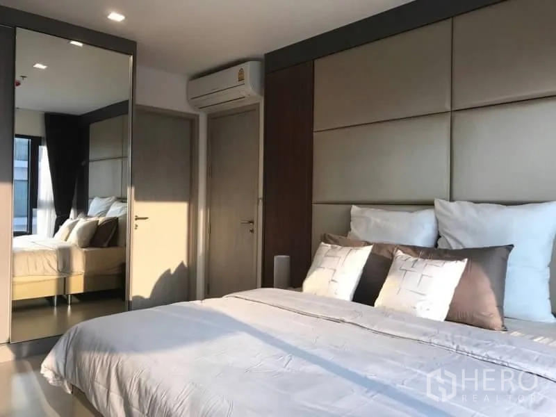 คอนโด ให้เช่าหรือขายในKhlong Toei, Bangkok - ห้องนอนมีตู้เสื้อผ้าบานกระจก แอร์ และแสงสว่างอบอุ่น