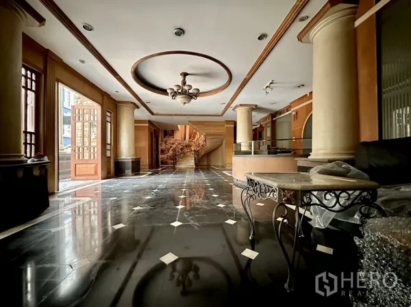 สำนักงานที่บ้าน ให้เช่าในHuai Khwang, Bangkok - โถงล้อบบี้ปูหินอ่อน โคมแชนเดอเลียร์ เสาโรมัน และบันไดโค้งในโฮมออฟฟิศกรุงเทพฯ