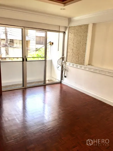 ทาวน์เฮาส์ ให้เช่าในWatthana, Bangkok - ห้องรับแสงธรรมชาติ พื้นไม้ พร้อมประตูบานเลื่อนเปิดสู่ระเบียงเล็ก