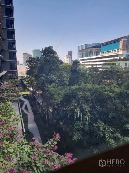 Condominium for sale in Phaya Thai, Bangkok - Green courtyard garden and nearby office buildings seen from the condo.