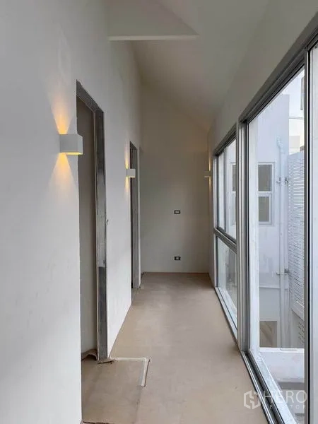 สำนักงานที่บ้าน ให้เช่าในPhra Khanong, Bangkok - โถงทางเดินยาว หน้าต่างกระจกบานใหญ่ ติดตั้งไฟวอลล์สกอนซ์