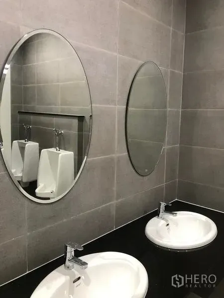 工厂 出租在Wang Noi, Phra Nakhon Si Ayutthaya - 现代化卫生间，双面盆与圆形镜子，灰色墙砖