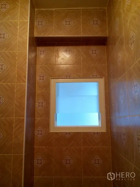 อาคารพาณิชย์ ให้เช่าในPhra Khanong, Bangkok - หน้าต่างกระจกฝ้าเพื่อการระบายอากาศในห้องน้ำ