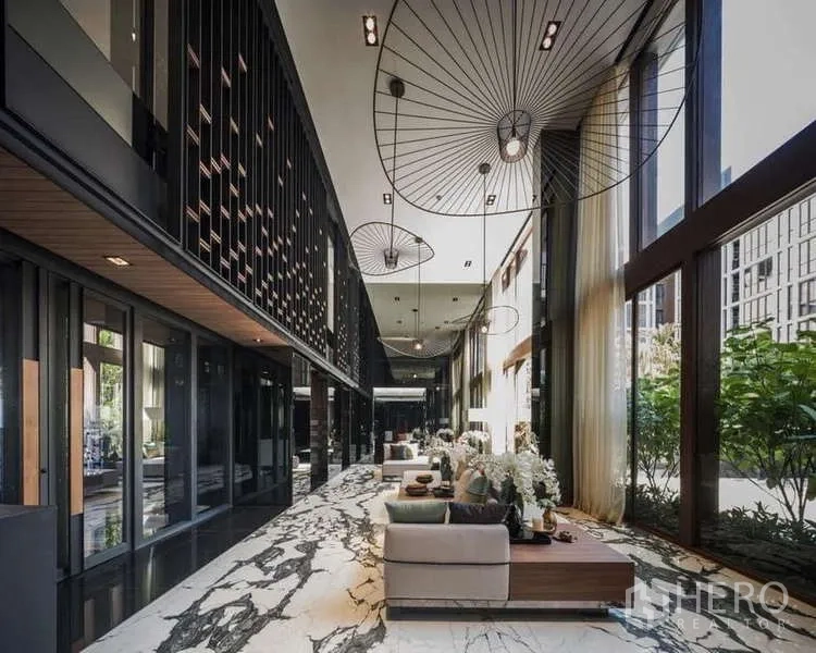 คอนโด ให้เช่าในWatthana, Bangkok - ล็อบบี้เพดานสูง กระจกเต็มผนัง และพื้นลายหินอ่อน