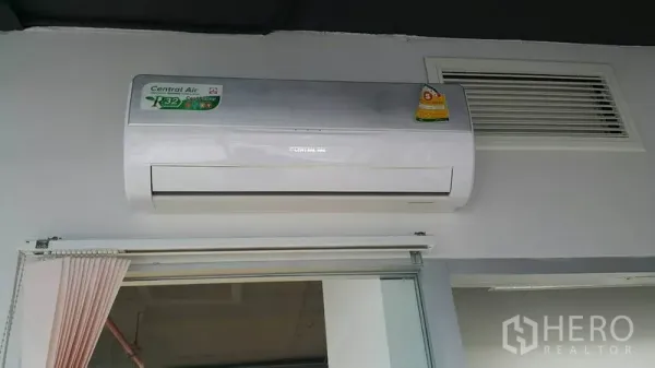 办公空间 出租在Khlong Toei, Bangkok - 办公室内壁挂式空调的特写。