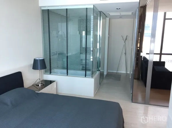 คอนโด ให้เช่าในWatthana, Bangkok - ห้องนอนพร้อมห้องน้ำกระจก ตู้เสื้อผ้าบานกระจก และหน้าต่างสูงจรดเพดาน