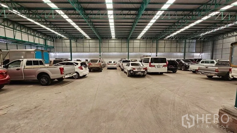 คลังสินค้า ให้เช่าในBang Bon, Bangkok - ลานโกดังขนาดใหญ่ มีรถจอด โครงหลังคาเหล็ก และไฟสว่าง