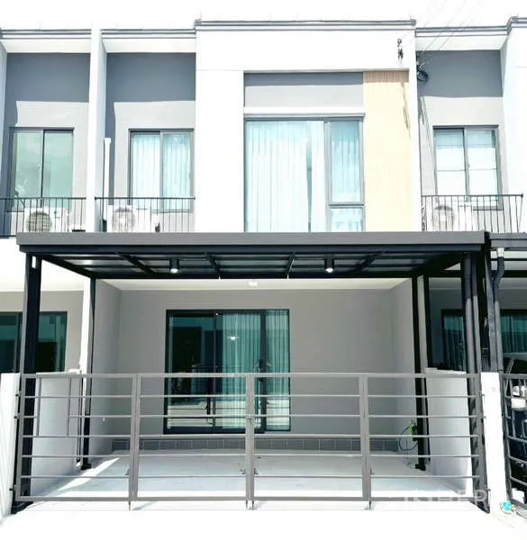 ทาวน์เฮาส์ ให้เช่าในBang Phli, Samut Prakan - หน้าทาวน์เฮ้าส์สองชั้นสไตล์โมเดิร์น พร้อมที่จอดรถมีหลังคาและรั้ว