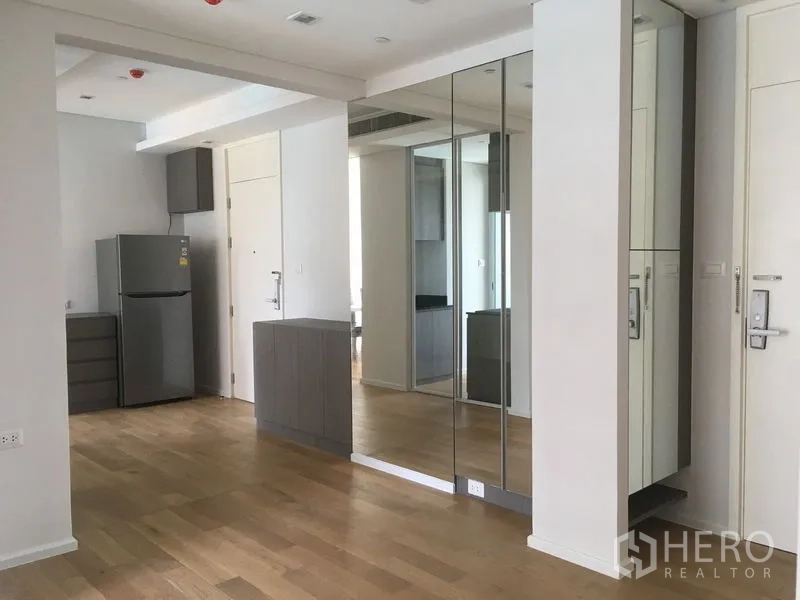 คอนโด ให้เช่าหรือขายในChatuchak, Bangkok - โถงทางเข้าแบบเปิด ตู้บิลท์อินหน้ากระจก พื้นไม้ และตู้เย็นสแตนเลส