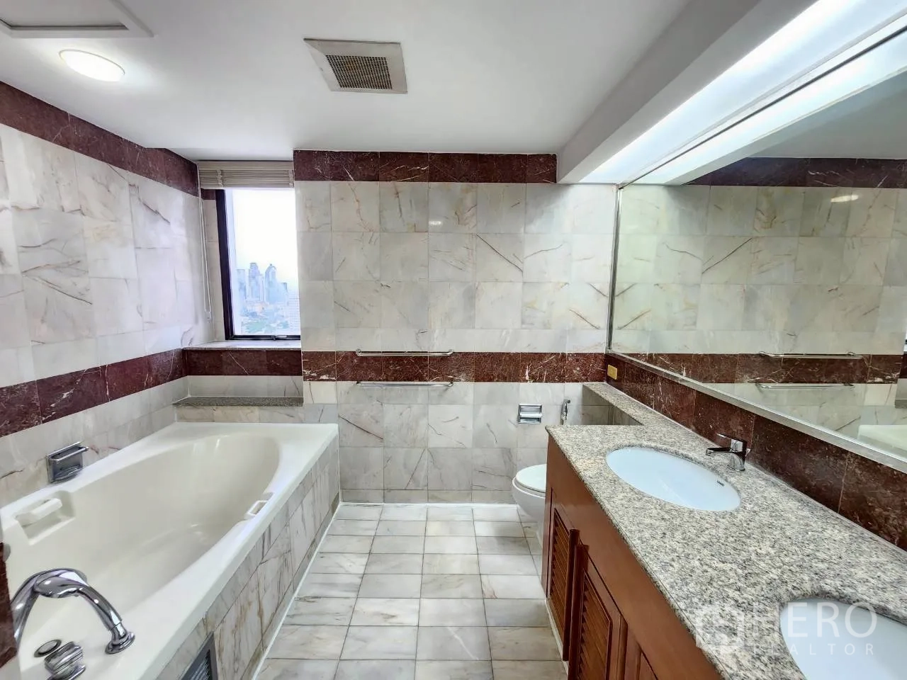 คอนโด ให้เช่าในKhlong Toei, Bangkok - ห้องน้ำกว้าง เคาน์เตอร์หินแกรนิตยาว อ่างอาบน้ำ และหน้าต่างมองเห็นวิวเมือง