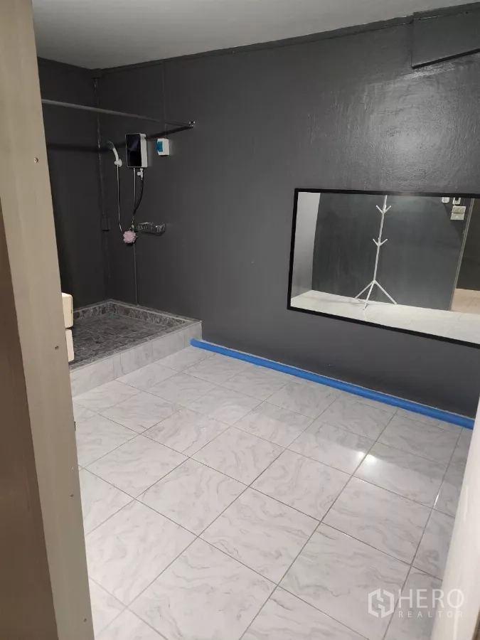 อาคารพาณิชย์ ให้เช่าในKhlong Toei, Bangkok - ห้องอเนกประสงค์/แพนทรีพร้อมซิงก์ ชั้นวาง และแทงก์น้ำสแตนเลส