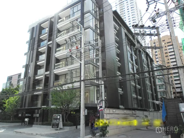 คอนโด ให้เช่าหรือขายในWatthana, Bangkok - อาคารคอนโดมิเนียมโลว์ไรส์สไตล์โมเดิร์น ระเบียงกระจก บนซอยย่านสุขุมวิทในเขตวัฒนา