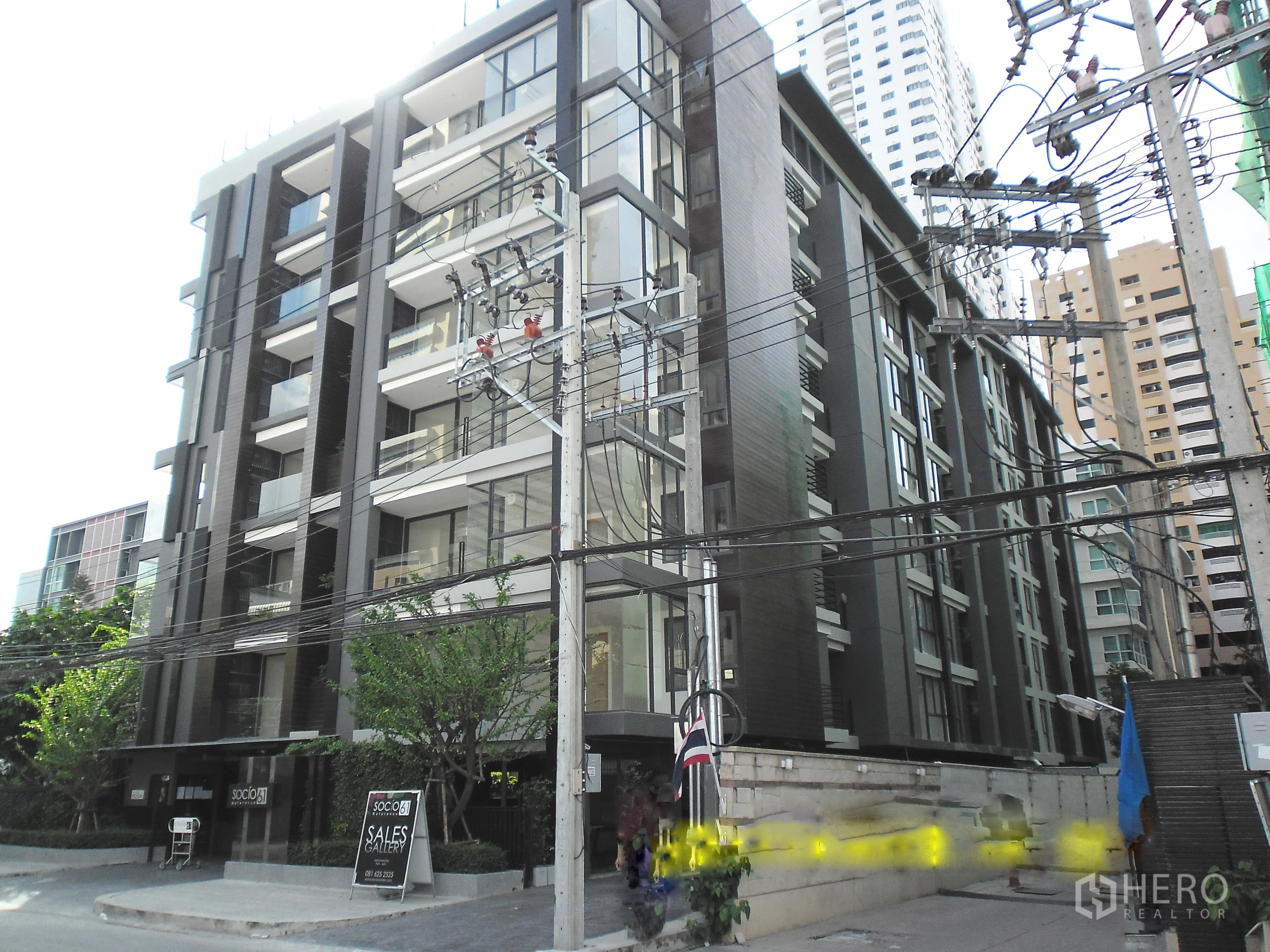 คอนโด ให้เช่าหรือขายในWatthana, Bangkok - อาคารคอนโดมิเนียมโลว์ไรส์สไตล์โมเดิร์น ระเบียงกระจก บนซอยย่านสุขุมวิทในเขตวัฒนา