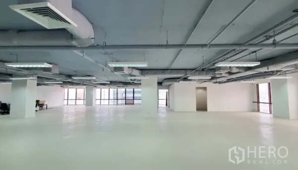 สำนักงาน ให้เช่าในWatthana, Bangkok - พื้นที่ทำงานพื้นสีขาว มีเสา โครงสร้างและระบบปรับอากาศฝ้าเพดาน รับแสงธรรมชาติ