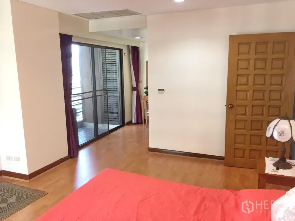 คอนโด ให้เช่าในPathum Wan, Bangkok - ห้องนอนใหญ่มีประตูกระจกบานเลื่อนออกระเบียง ประตูไม้ และพื้นลามิเนต