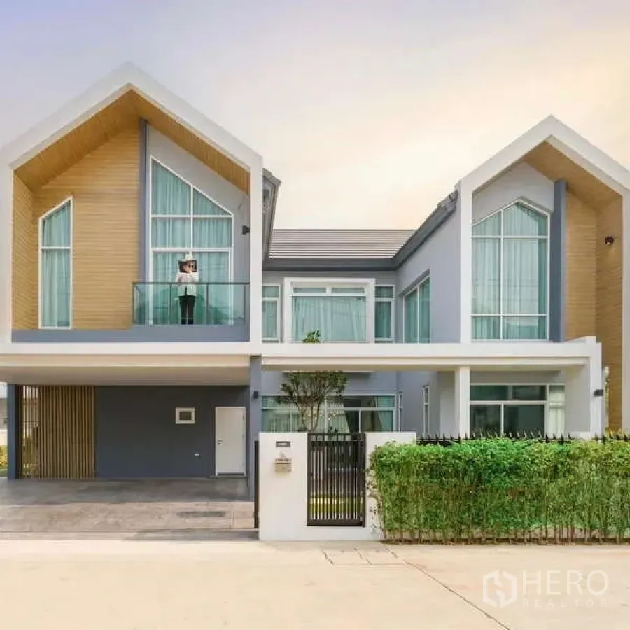 บ้าน ขายในLam Luk Ka, Pathum Thani - บ้านเดี่ยวสองชั้นสไตล์โมเดิร์น หลังคาจั่วคู่ กระจกสูงเต็มผนัง และที่จอดรถมีหลังคา