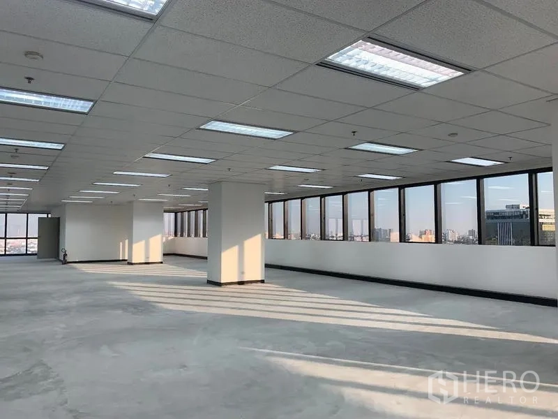 สำนักงาน ให้เช่าในDin Daeng, Bangkok - พื้นที่ออฟฟิศแปลนกว้าง ผนังกระจกยาว เสากลาง และแสงแดดทั่วพื้นคอนกรีต