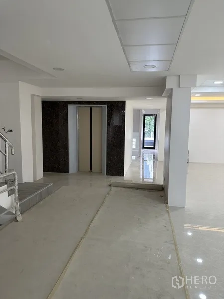 สำนักงาน ให้เช่าหรือขายในHuai Khwang, Bangkok - โถงลิฟต์กรุหินอ่อนถัดจากพื้นที่สำนักงานแบบเปิดโล่งสว่าง