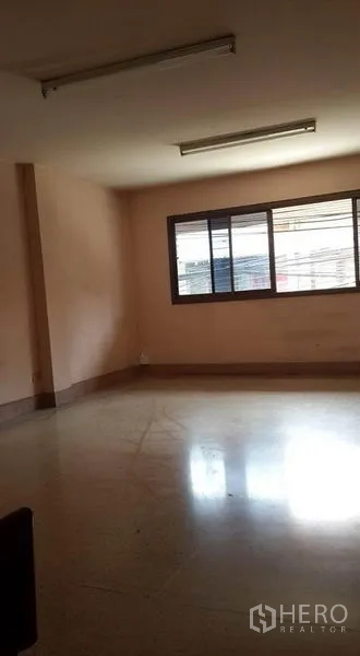 店屋 出租在Bang Khen, Bangkok - 明亮的楼上房间，大片滑窗与光洁地面，适合办公。