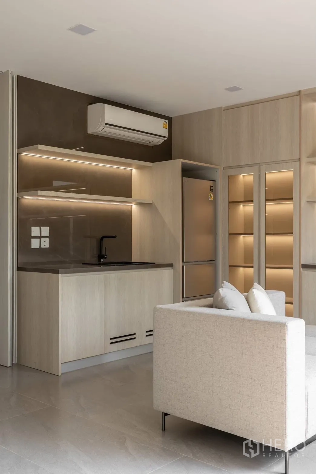 Detached House for rent in Saphan Sung, Bangkok - Ground-floor pantry with compact kitchenette and sofa seating.