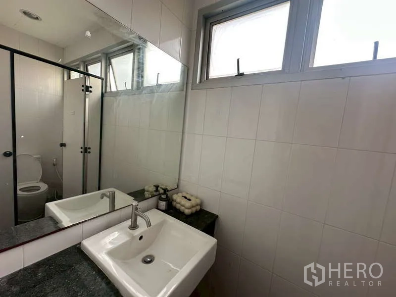 พื้นที่ขายปลีก ให้เช่าในKhlong Toei, Bangkok - ห้องน้ำปูกระเบื้อง พร้อมอ่างล้างหน้า กระจกบานใหญ่ หน้าต่าง และห้องส้วม