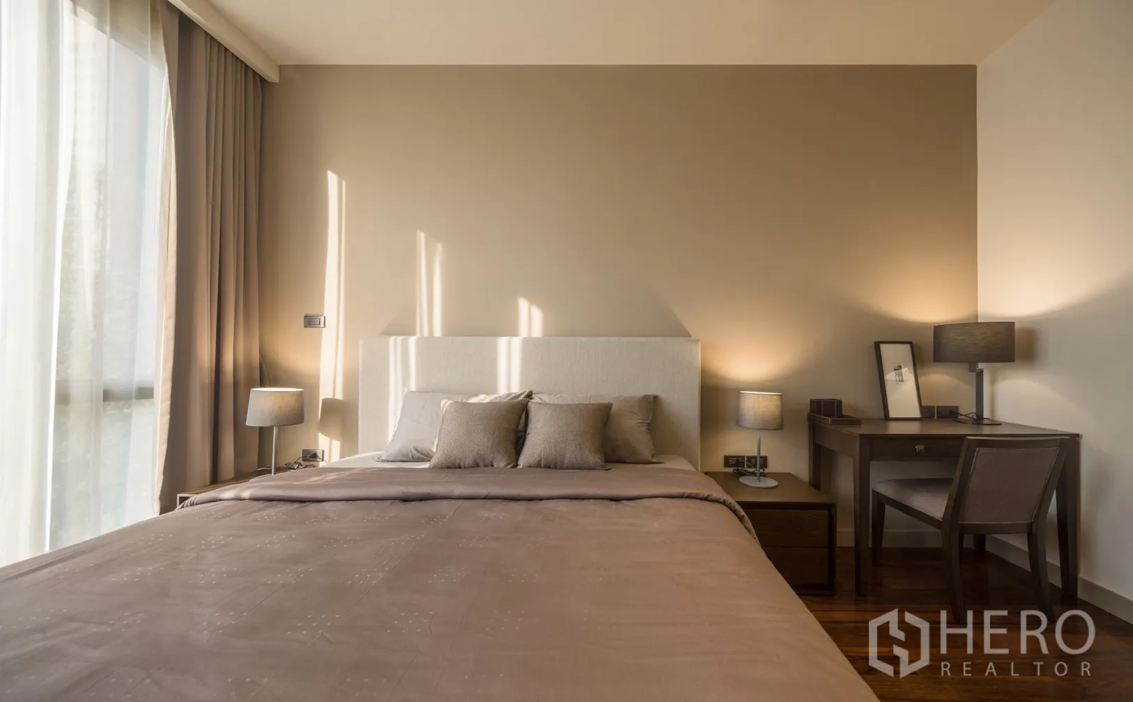 คอนโด for rent in Khlong Toei, Bangkok - ห้องนอนมาสเตอร์กว้าง ชั้นวางทีวี เตียงคิงไซส์ และหน้าต่างชมวิวเมือง