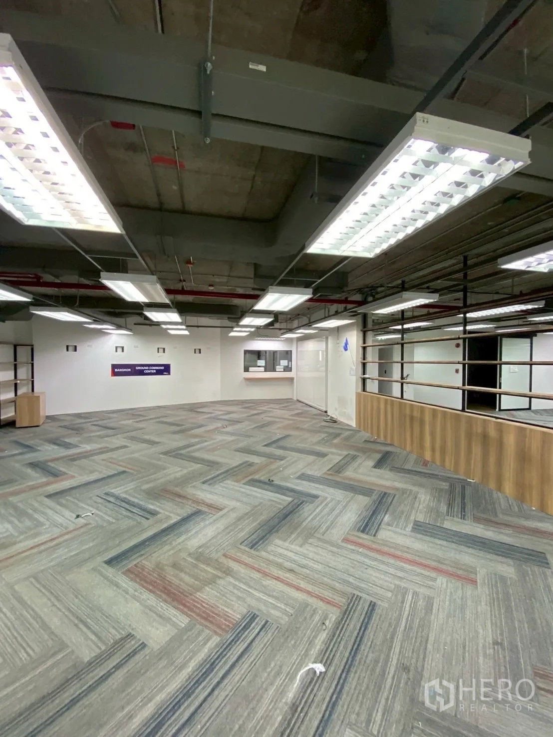 办公室 for rent in Watthana, Bangkok - 宽阔办公区，悬挂照明与木质长柜台。