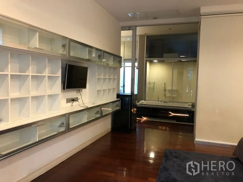 ทาวน์เฮาส์ ให้เช่าหรือขายในChatuchak, Bangkok - ห้องอเนกประสงค์พร้อมชั้นโชว์ยาว และห้องน้ำกระจกด้านใน