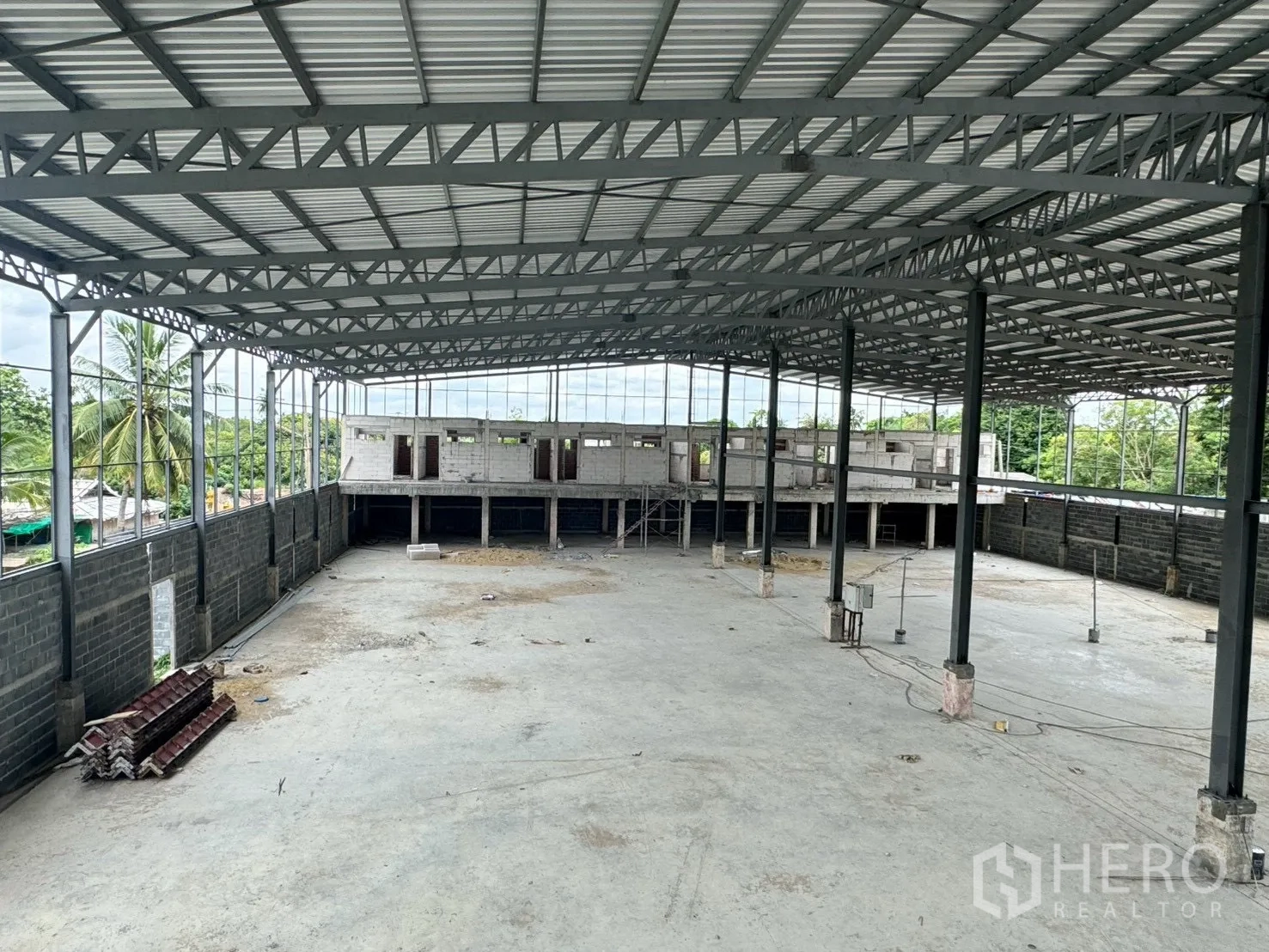 Factory for rent in Phutthamonthon, Nakhon Pathom - Wide warehouse area with mezzanine level under steel roof structure.
