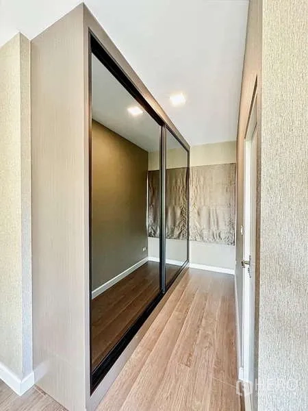 Detached House for sale in Bang Phli, Samut Prakan - Compact dressing area with floor-to-ceiling sliding wardrobe and wood flooring.