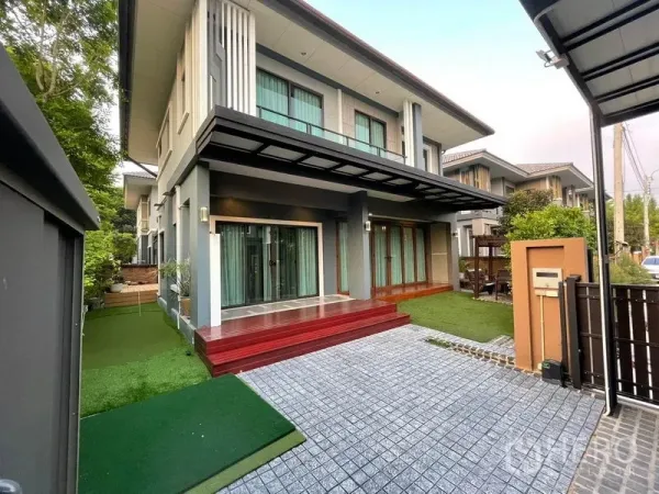 Detached House for rent - Front facade with covered porch, sliding glass doors and a paved driveway.