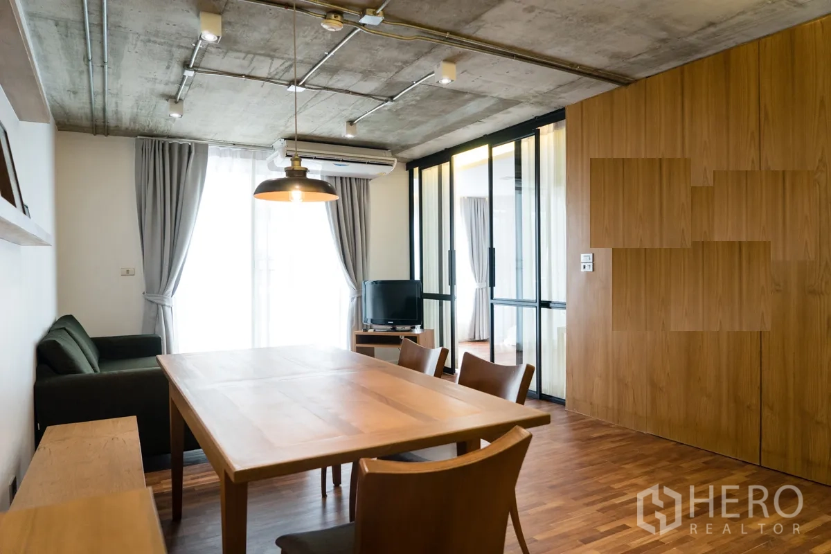 คอนโด ให้เช่าในWatthana, Bangkok - โซนรับประทานอาหาร ผนังไม้ โคมแขวน และประตูกระจกบานเลื่อนไปยังห้องนอน