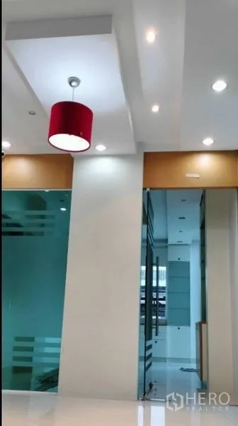Warehouse for rent in Bang Bua Thong, Nonthaburi - Lobby with red pendant light, frosted glass partitions and high ceiling
