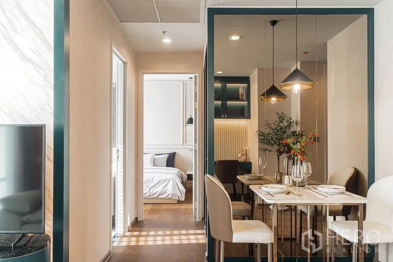 คอนโด ให้เช่าในKhlong Toei, Bangkok - ห้องนอนใหญ่ ผ้าม่านสูง โคมไฟแขวนคู่ และผนังตกแต่งบัวคลาสสิก