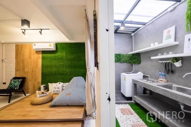 บ้าน ให้เช่าในKhlong Toei, Bangkok - ห้องนั่งเล่นเชื่อมครัวกึ่งเอาต์ดอร์ เคาน์เตอร์ปูนและเครื่องซักผ้า