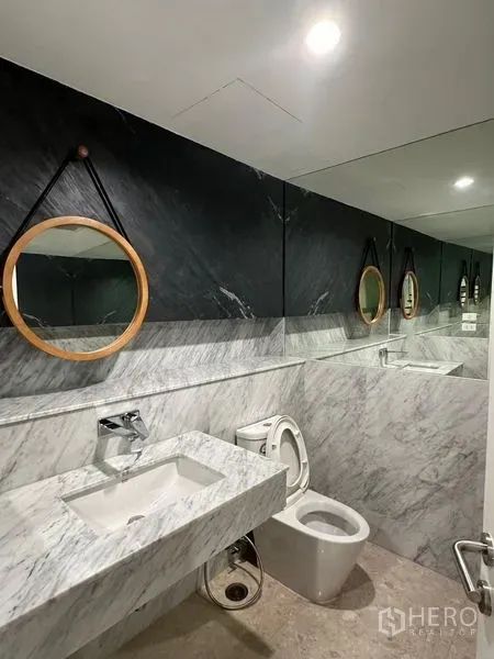 ทาวน์เฮาส์ ขายในYan Nawa, Bangkok - ห้องน้ำสมัยใหม่ผนังหินอ่อน กระจกบานยาว กระจกกลมแขวน อ่างล้างหน้าและโถสุขภัณฑ์