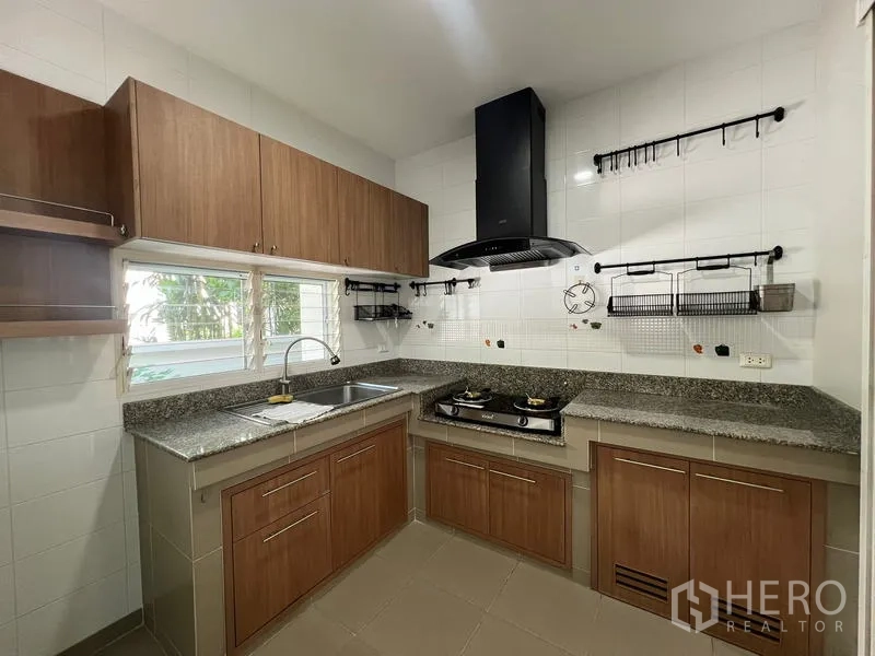 บ้าน ให้เช่าในBang Kapi, Bangkok - ครัวไทยปิด ท็อปหินแกรนิต เตาแก๊สและเครื่องดูดควัน