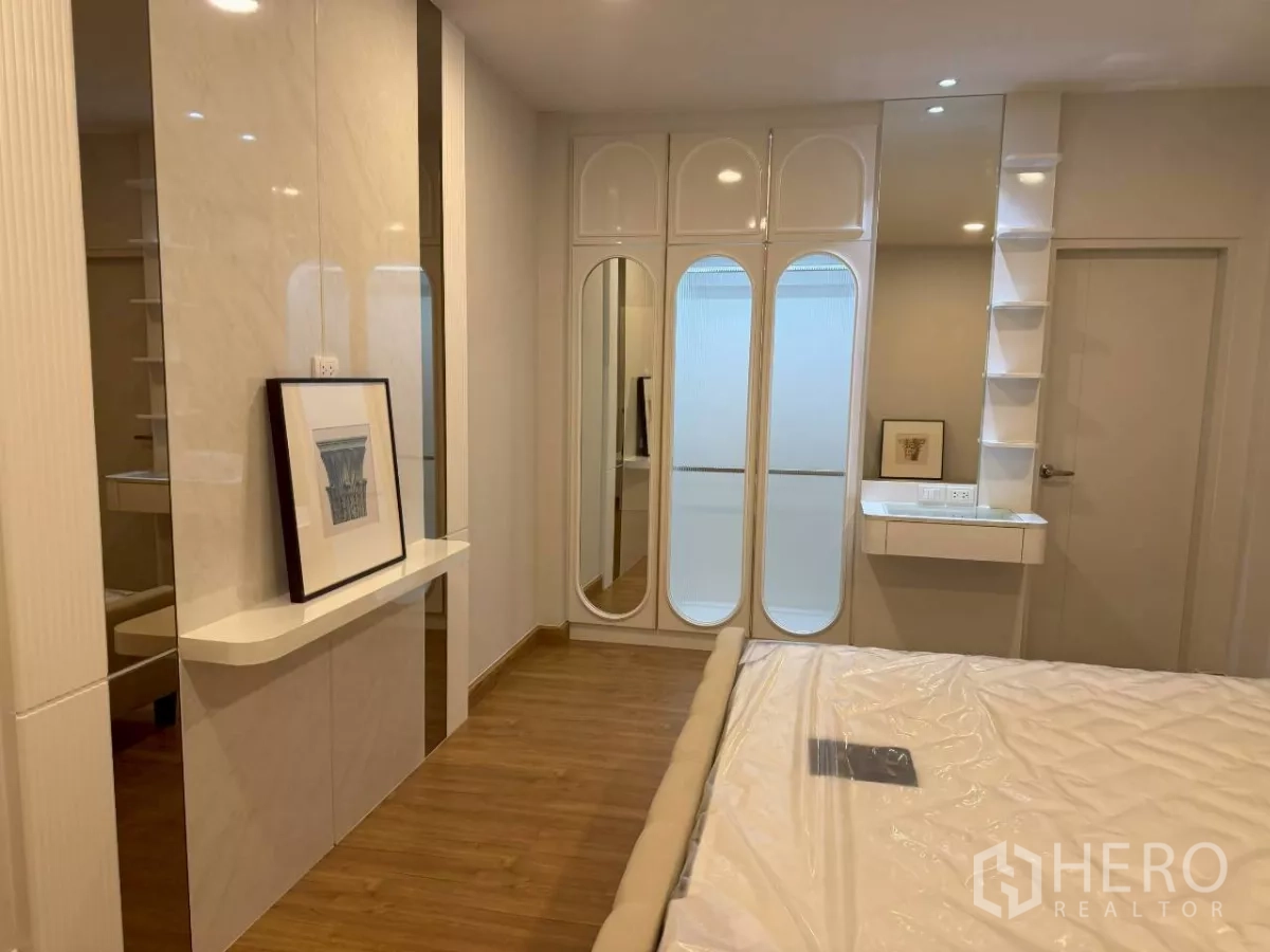 独立式住宅 出租在Bang Phli, Samut Prakan - 另一角度展示拱门造型衣柜与梳妆台及置物架。