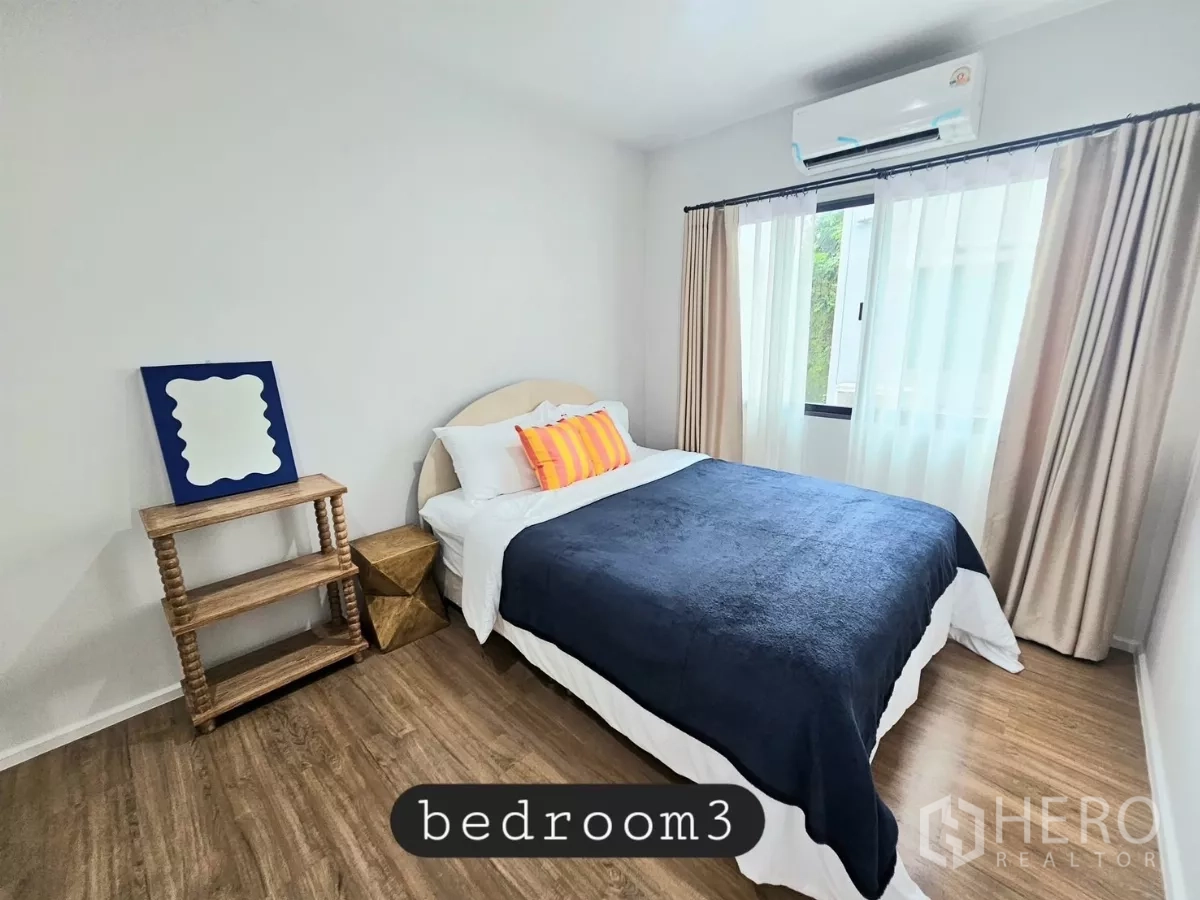 ทาวน์เฮาส์ ให้เช่าในSaphan Sung, Bangkok - ห้องนอนที่สาม เตียงคู่ ชั้นวางของ และผ้าม่านโปร่ง