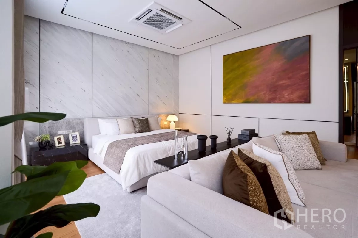 บ้าน ขายในLat Phrao, Bangkok - ห้องนอนมาสเตอร์ เตียงคิง ผนังหัวเตียงหินอ่อน และไฟส่องนุ่มนวล
