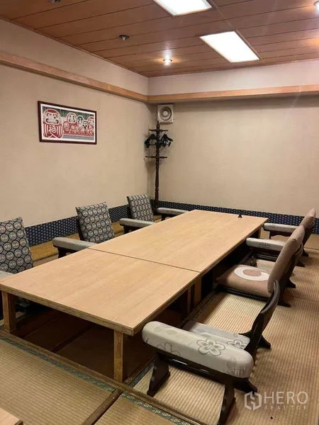 อาคารพาณิชย์ ให้เช่าในKhlong Toei, Bangkok - ห้องส่วนตัวพื้นตาตามิพร้อมโต๊ะเตี้ยและเก้าอี้นั่งพื้น