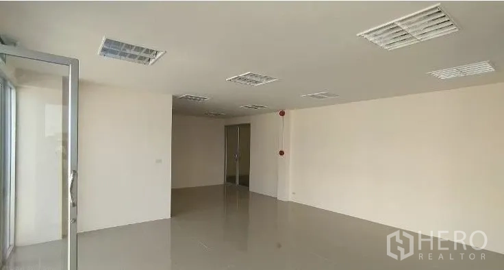 คลังสินค้า ให้เช่าในSamut Prakan - พื้นที่ออฟฟิศโล่ง พื้นกระเบื้อง ฝ้าไฟตะแกรง และประตูกระจก