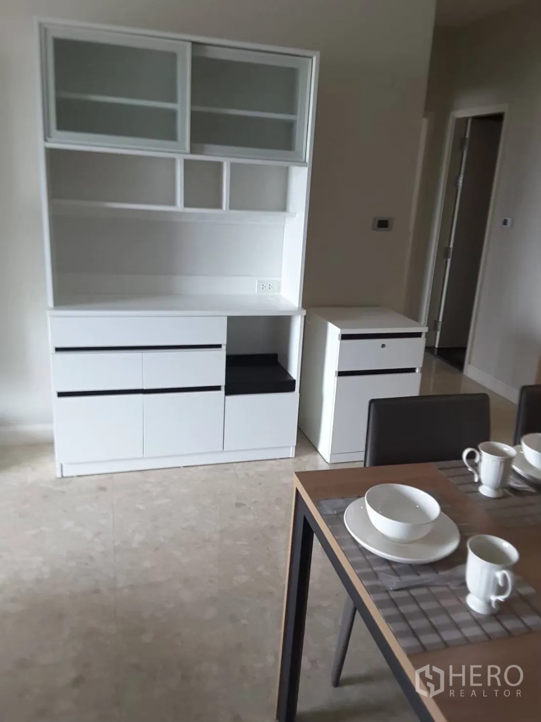 คอนโด ให้เช่าในKhlong Toei, Bangkok - มุมทานอาหาร โต๊ะ 4 ที่นั่ง พร้อมตู้เก็บของสีขาว