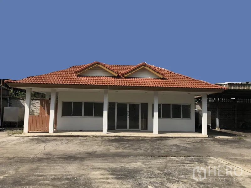 货栈 出租或出售在Lam Luk Ka, Pathum Thani - 单层办公或宿舍建筑，橙色瓦屋顶与前廊。